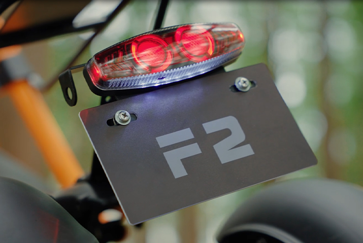 尾灯F2标识